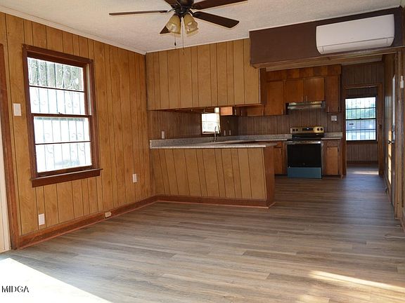5th image of 3481 Hillcrest Ave