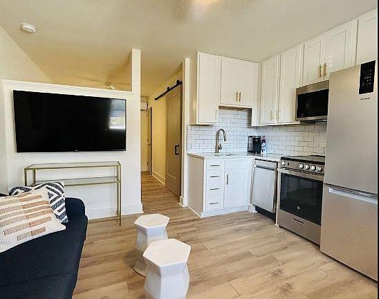 3rd image of 644 W Magnolia Ave #5c3efe8b5