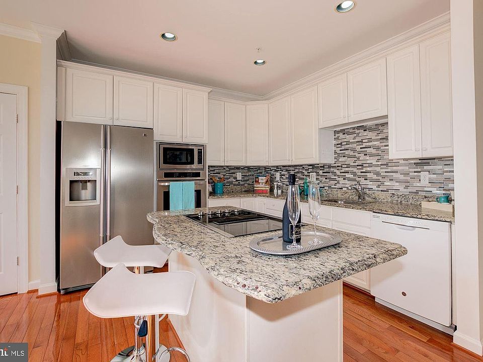 1st image of 6 Crofton Hill Ct