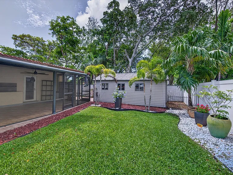 1571 SE 24th Ave #0 — Photo 3