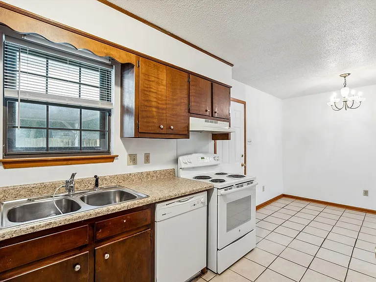 504 Farnell Ln — Photo 6