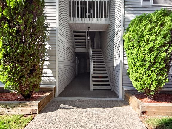 2nd image of 912 W Lincoln Pl APT 202