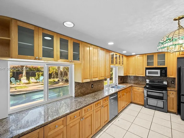 2560 Bass Way — Photo 38