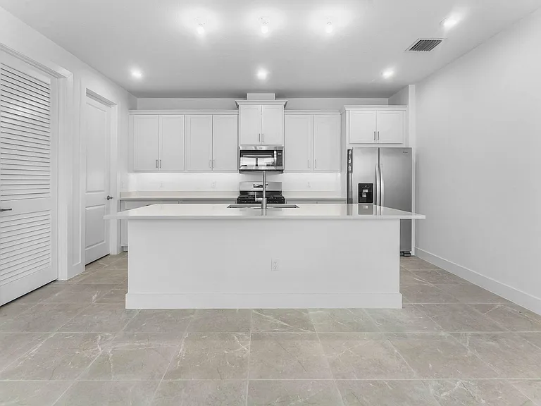 888 SW Newfield Pkwy — Photo 2