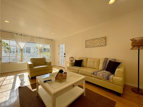 3rd image of 834 Lincoln Blvd #E
