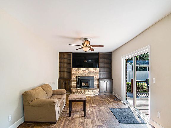Second Living room with accessing to the patio
