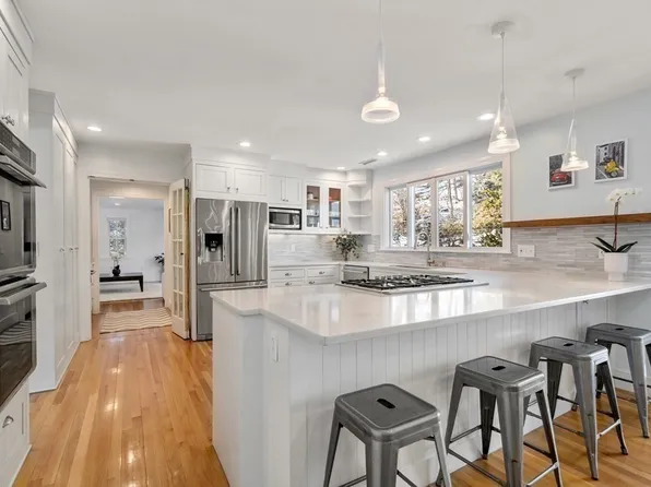 448 Quinobequin Rd, Newton, MA 02468