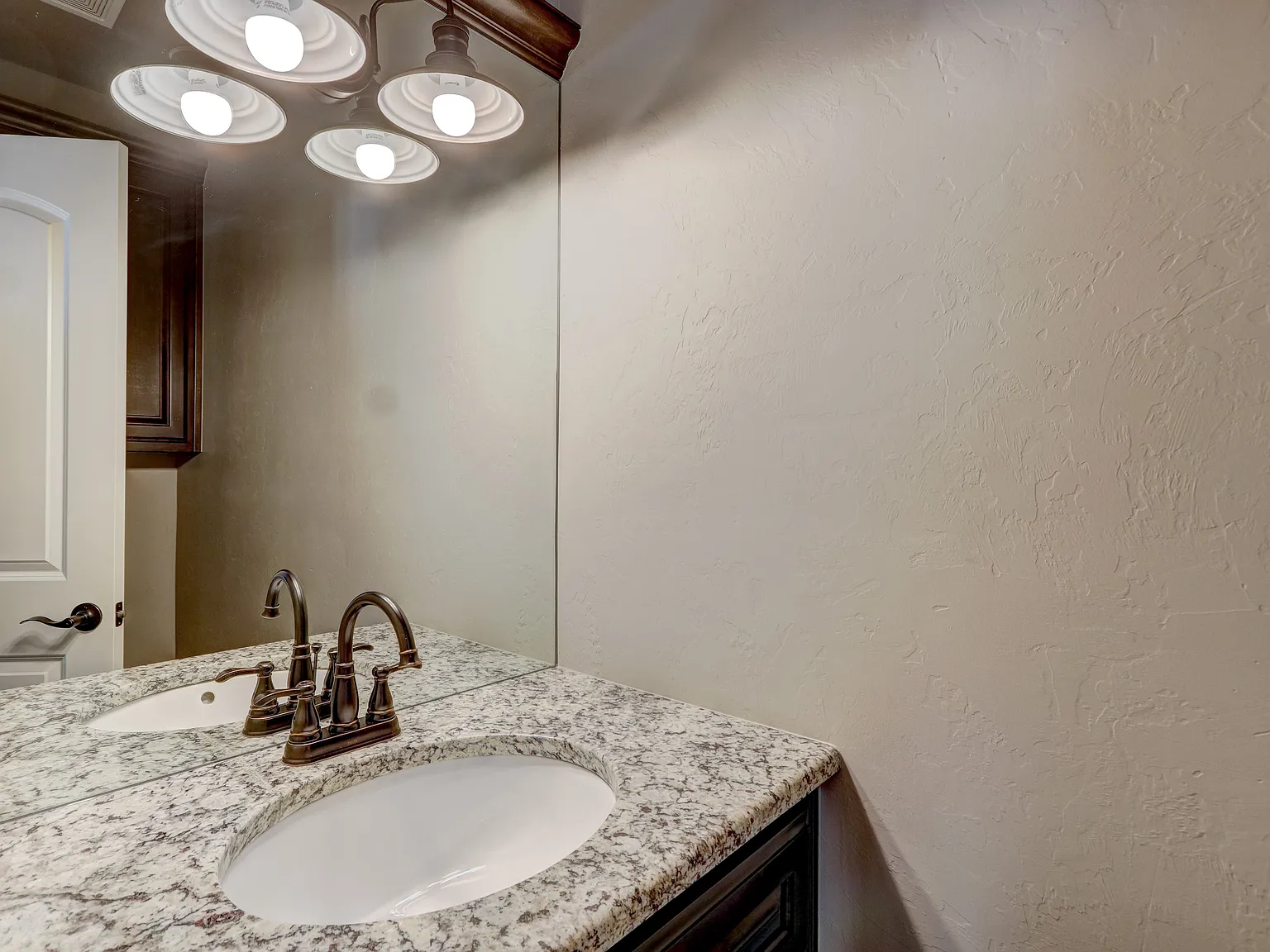 3 bed, 1993 sqft, $2,400 — Photo 3