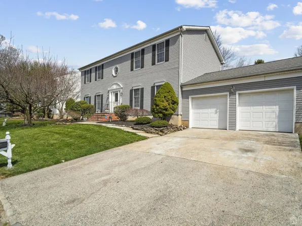 3 Eden Ct, North Brunswick, NJ 08902