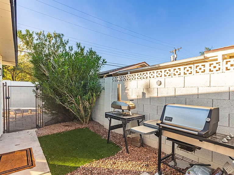 1935 E Coolidge St — Photo 31
