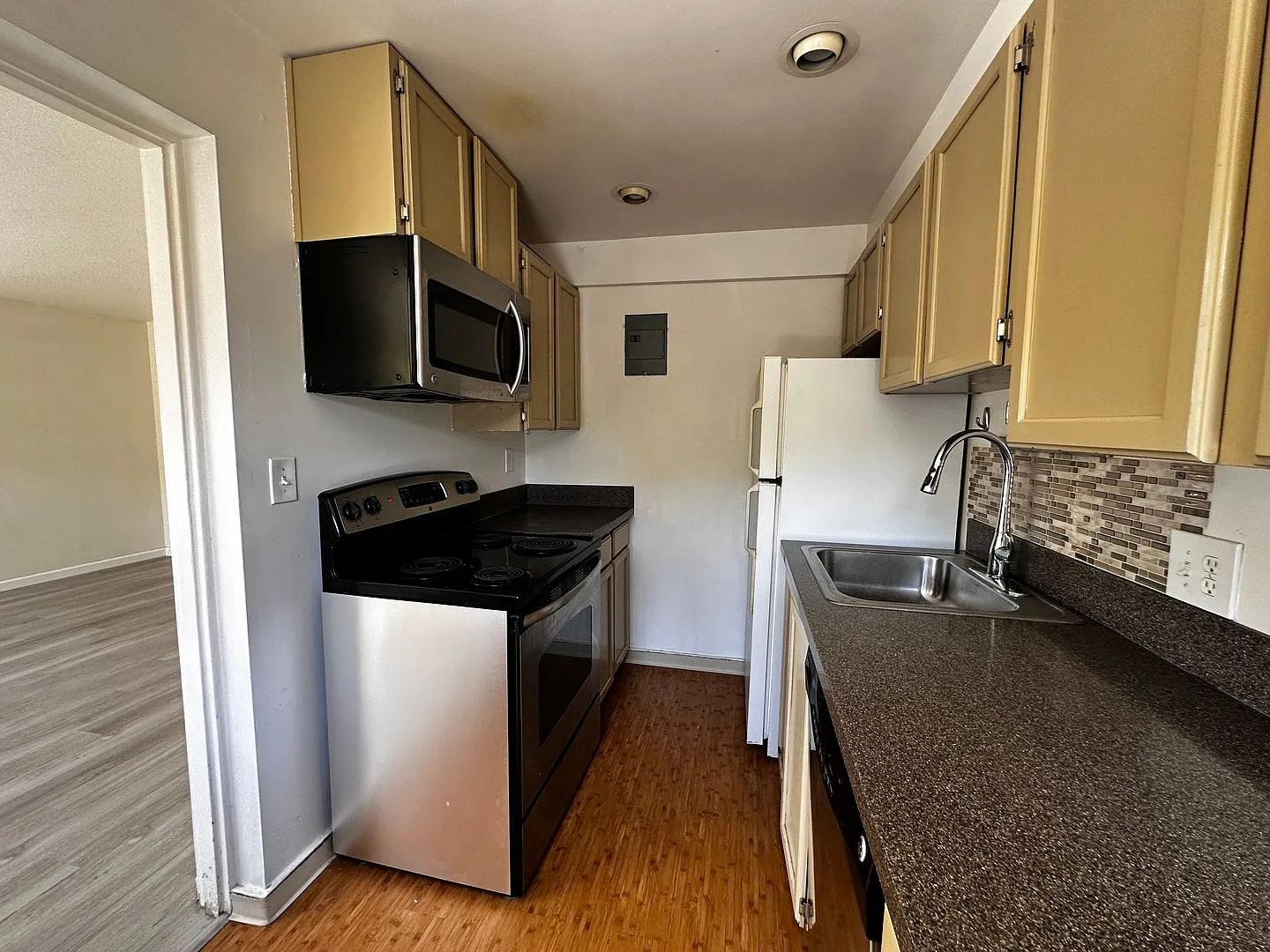 Cute and Cozy East Queen Anne Condo with 2 Bedrooms, 1 Bath and 1 Covered Parking Space — Photo 2