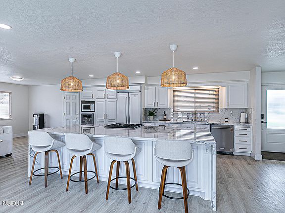 5th image of 3650 Lakeview Ct