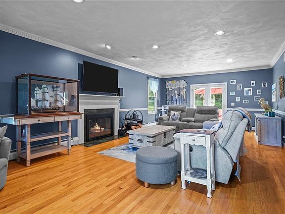 4th image of 32 Rollingwood Dr