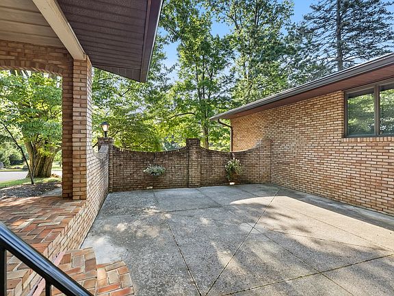 3rd image of 567 Hawthorne Ln
