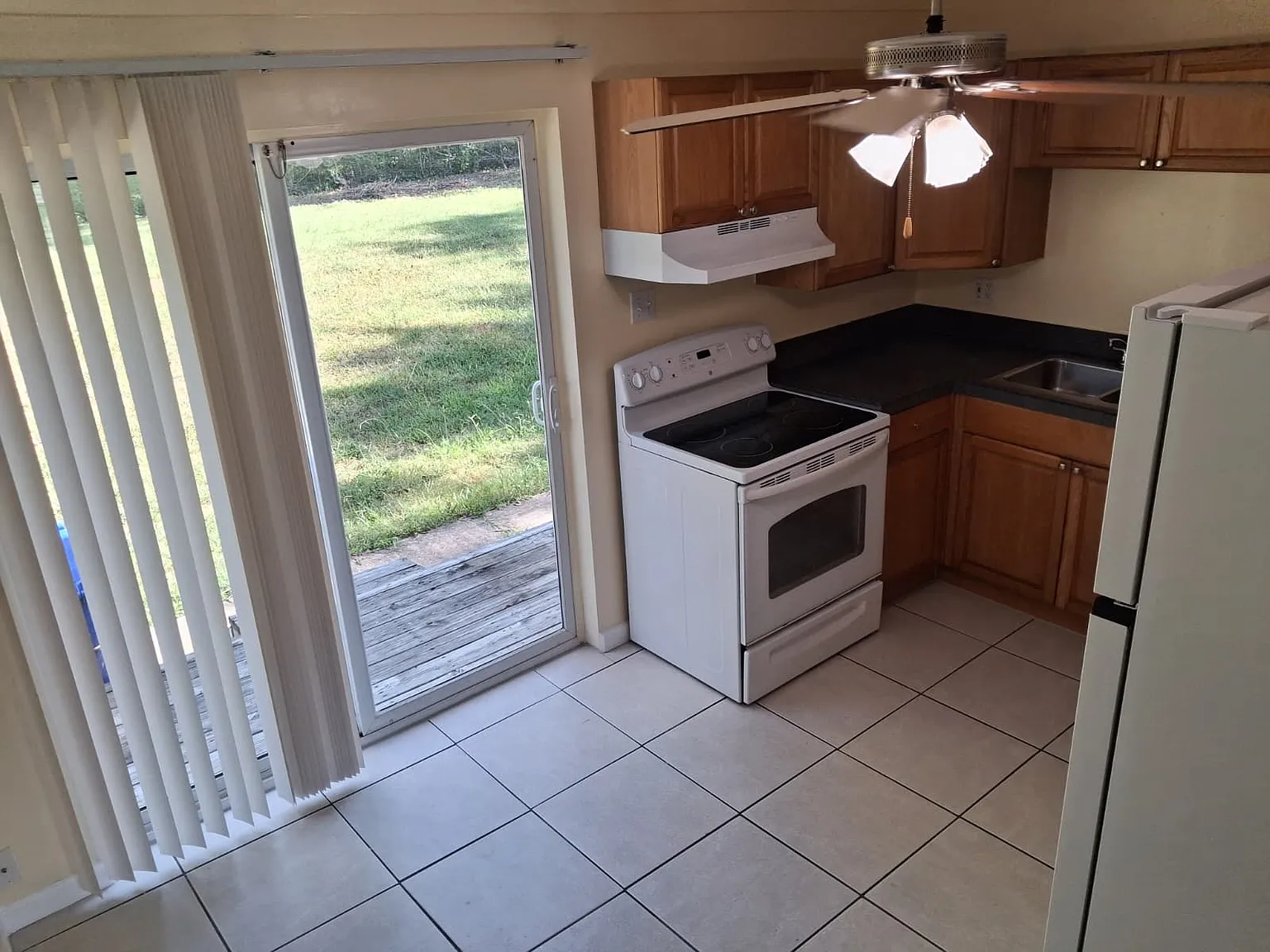 2 bed, 1000 sqft, $1,600 — Photo 2