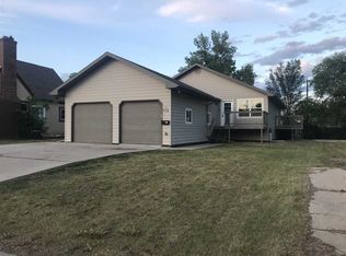 712 8th St NW, Minot, ND 58703