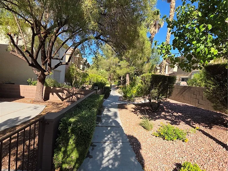 10021 Via Toro Ave — Photo 20