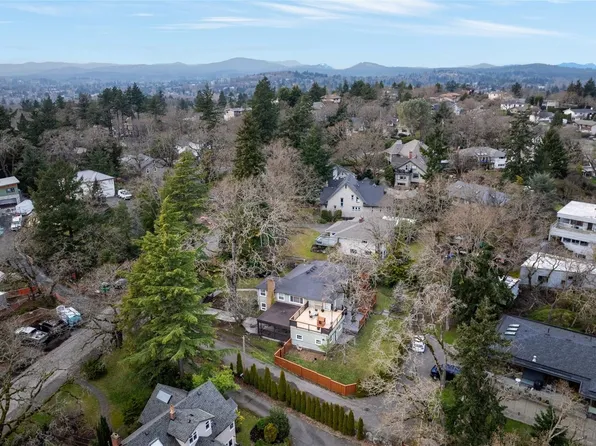 3511 Salsbury Way, Saanich, BC V8P 3K7