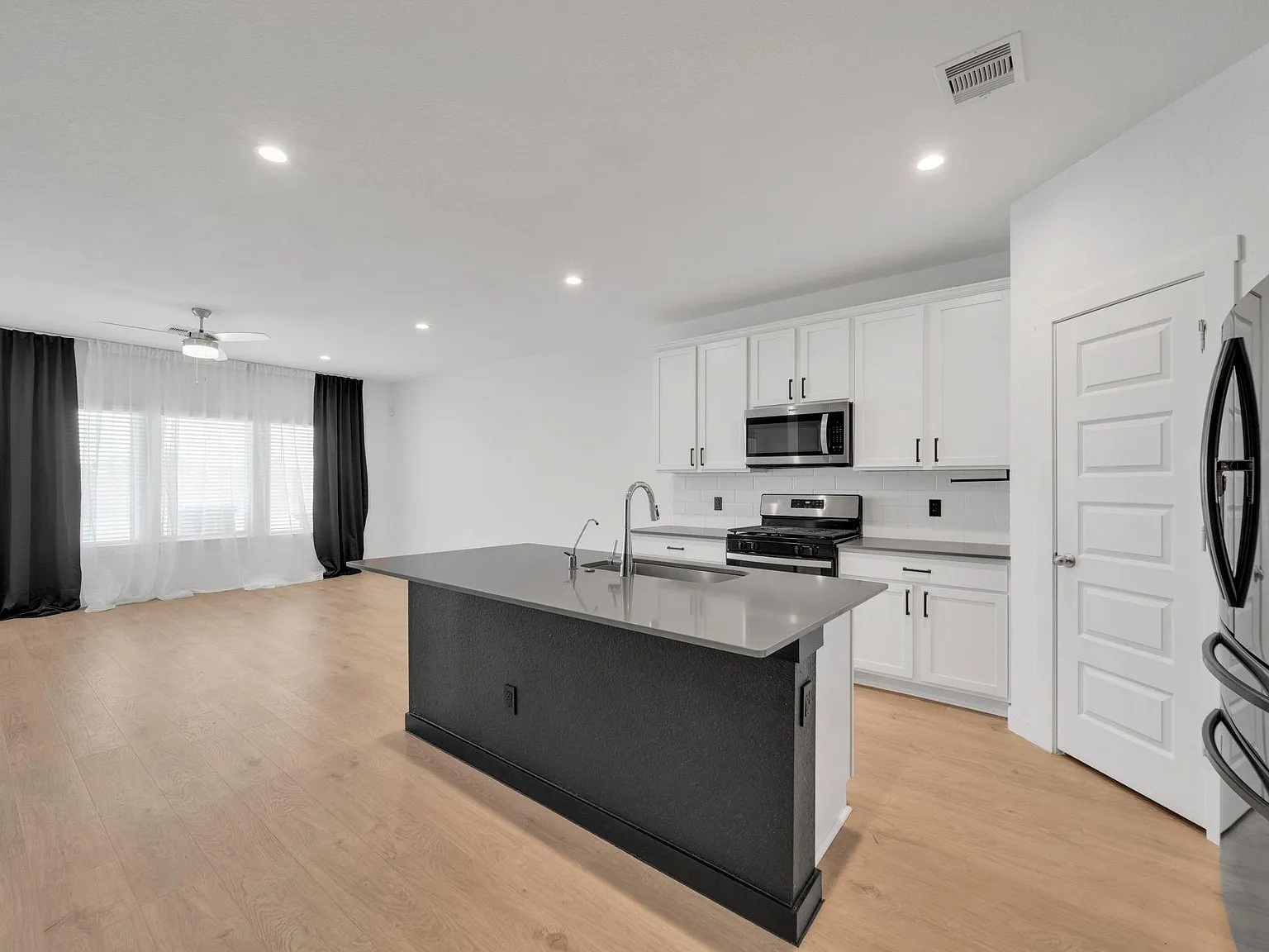 4 bed, 3.0 bath, 2276 sqft, $2,700 — Photo 2