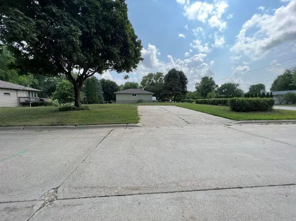 819 Reiman Ct, Fairmont, MN 56031