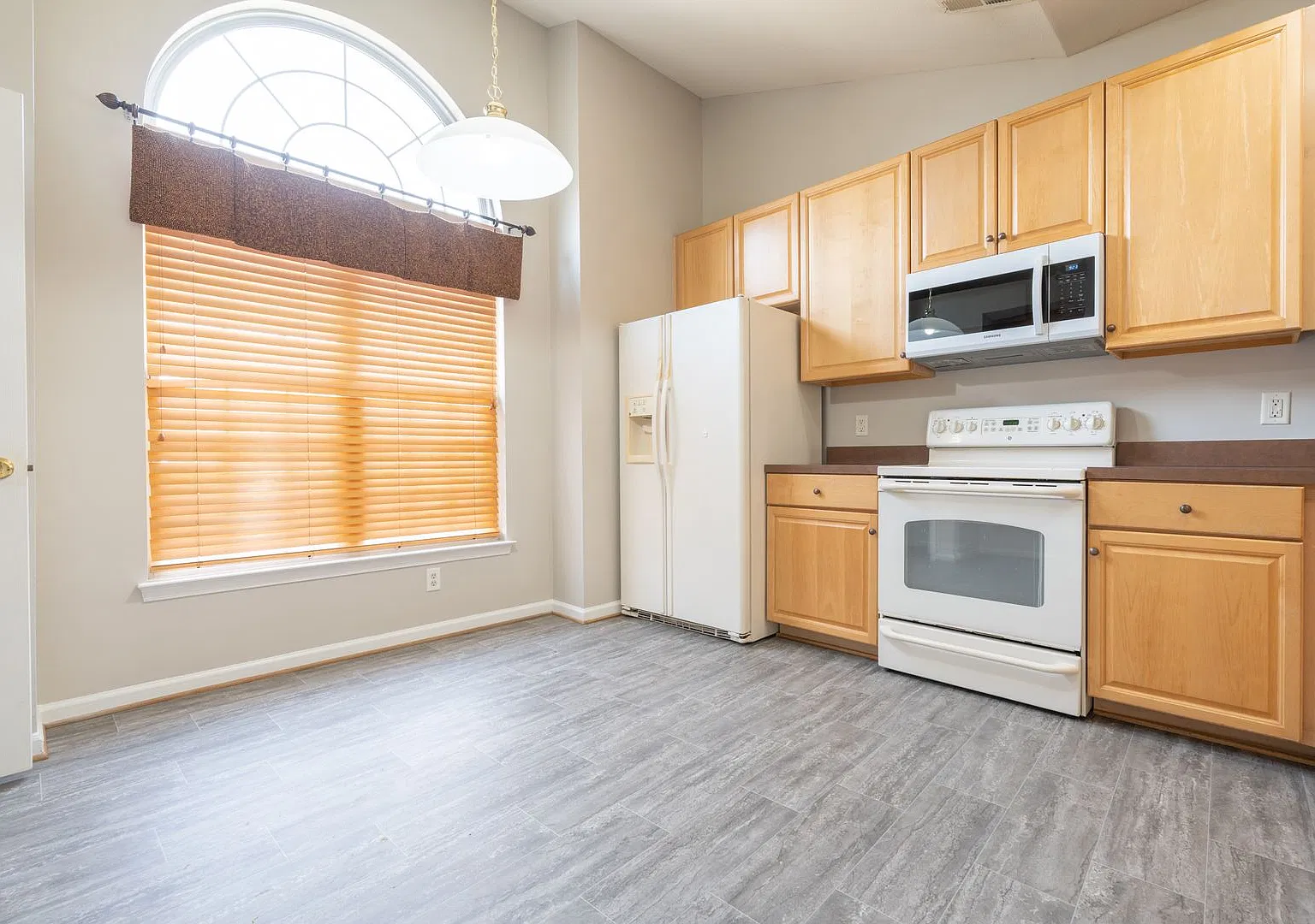 Move In Ready Townhome Near Bridge Road, Suffolk! — Photo 4