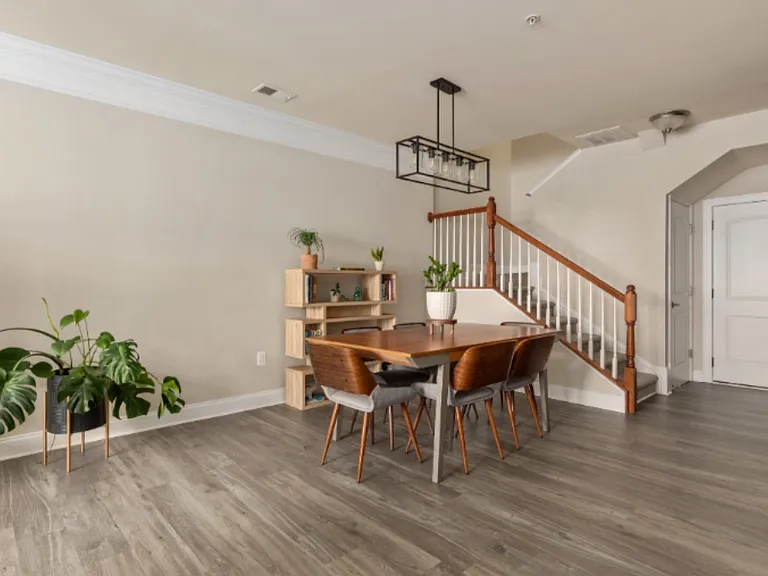 15207 Lancashire Dr — Photo 2