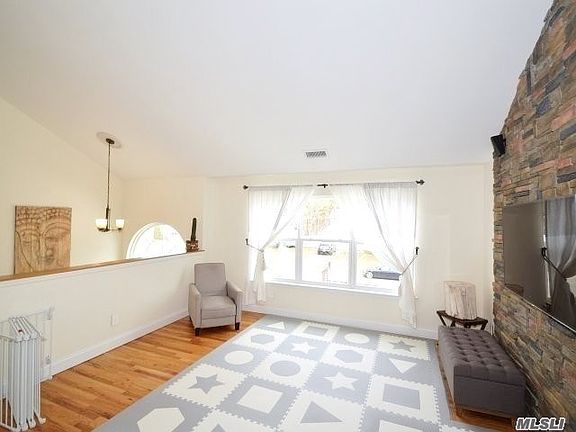 3rd image of 95 Samantha Dr