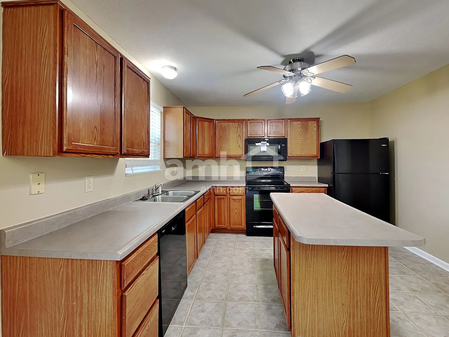 3 bed, 2.5 bath, 1472 sqft, $1,940 — Photo 3