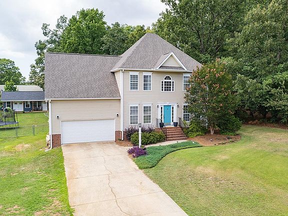 3rd image of 211 Sunrise Dr