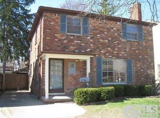 1589 Newcastle Rd, Grosse Pointe Woods, MI 48236