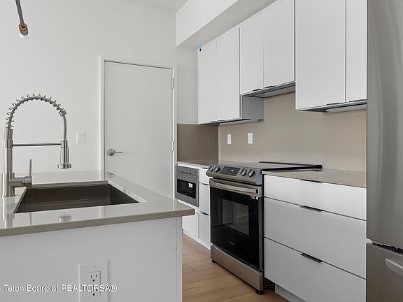 5th image of 440 W Kelly Ave #8