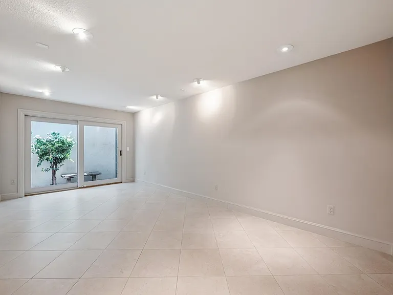 909 Ramona St — Photo 18
