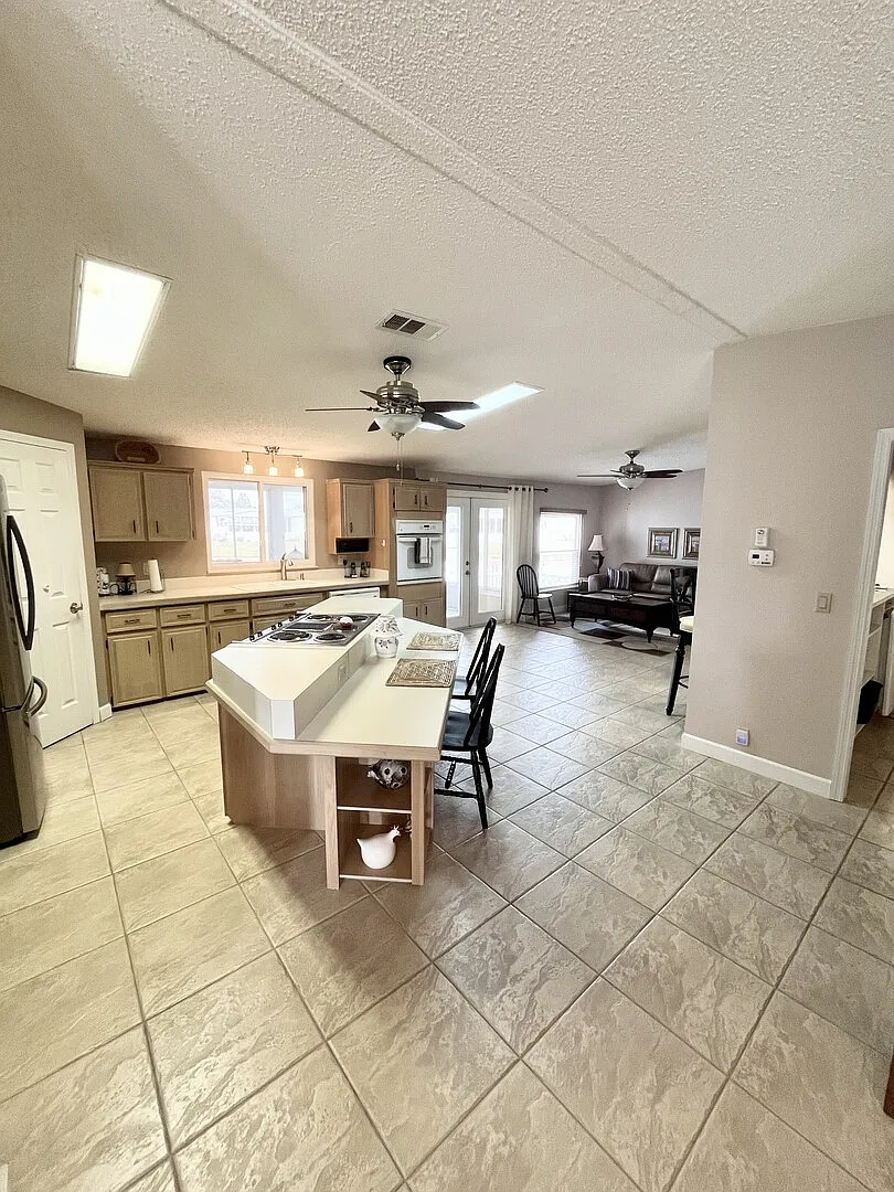 Modular home with 3 car garage and lanai — Photo 3