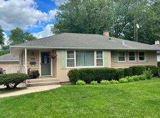 718 Pleasant St, Woodstock, IL 60098