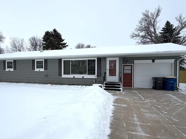 614 14th St SE, Jamestown, ND 58401