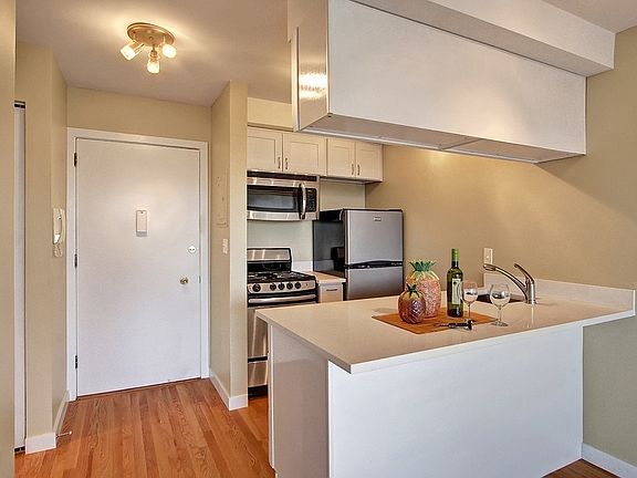 3rd image of 1221 Queen Anne Ave N APT 205