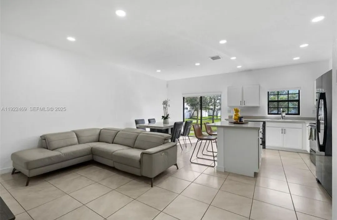 3 bed, 3.5 bath, 1466 sqft, $2,500 — Photo 3
