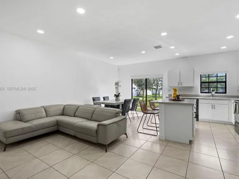 757 SW 11th St #2 — Photo 3