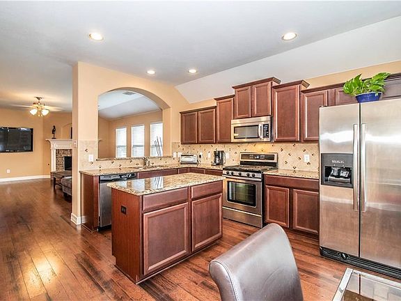 2nd image of 2913 Preston Ln