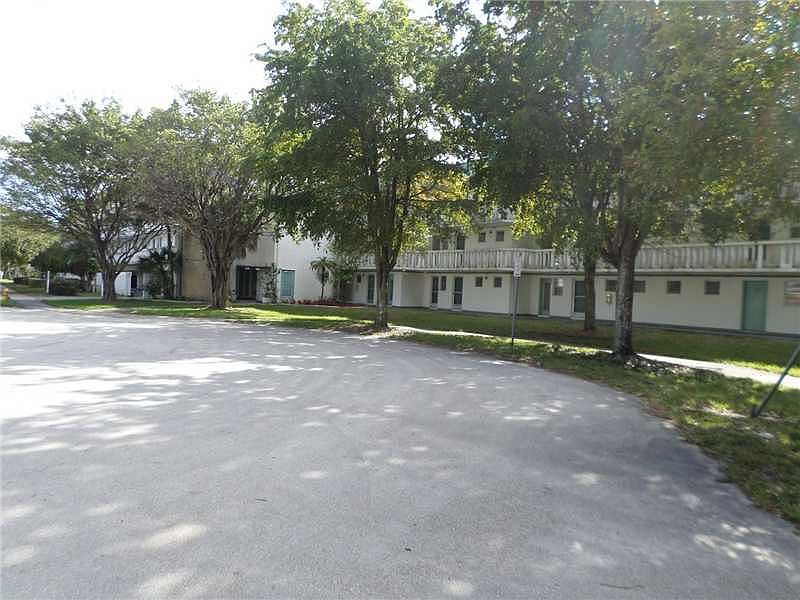 1st image of 1000 NE 191st St #33