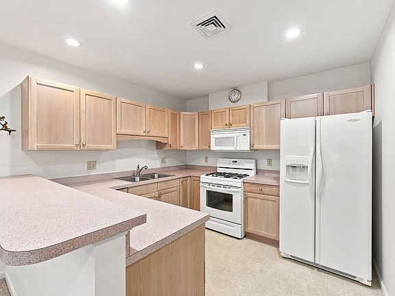 4th image of 1068 Victoria St APT A4