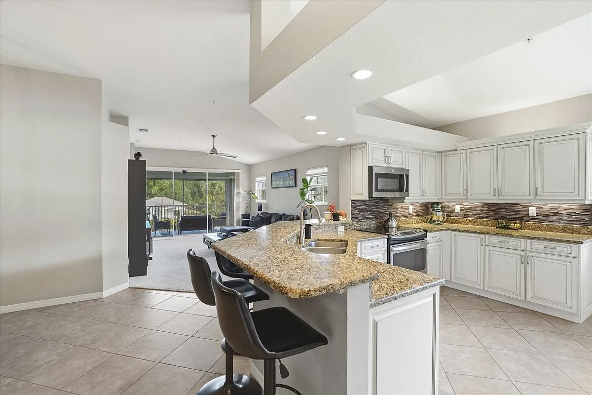 Building Photo - 6829 Satinleaf Rd S #204