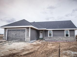 232 Farmstead Dr E, Slinger, WI 53086