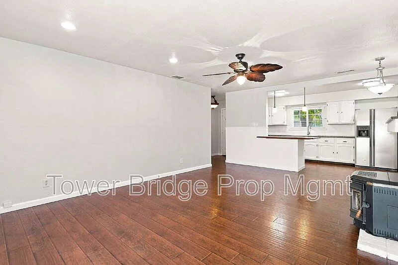 3 bed, 2.0 bath, 1081 sqft, $2,425 — Photo 3