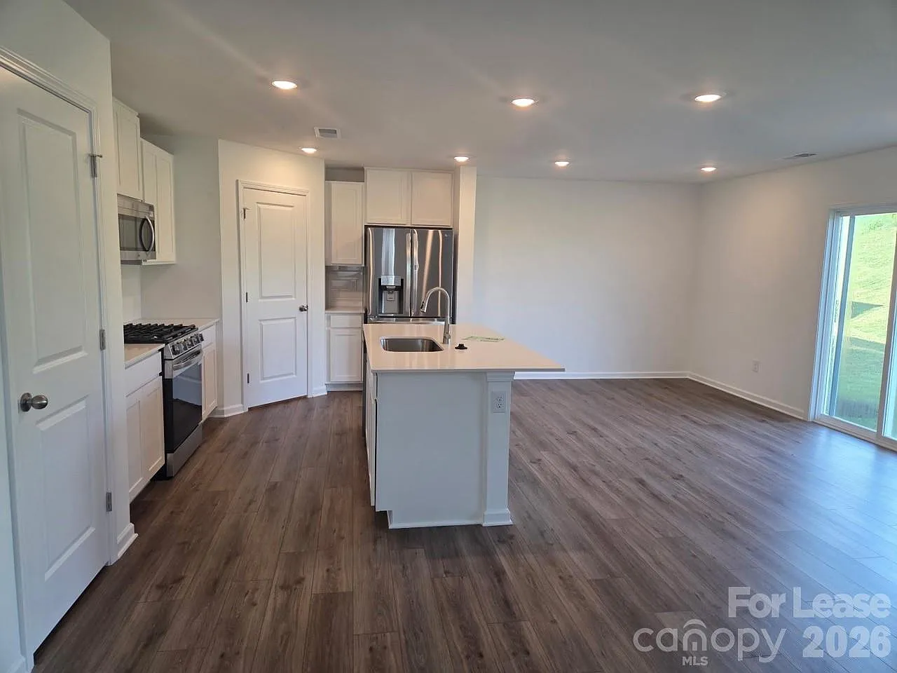 4 bed, 2.5 bath, 1956 sqft, $2,000 — Photo 3