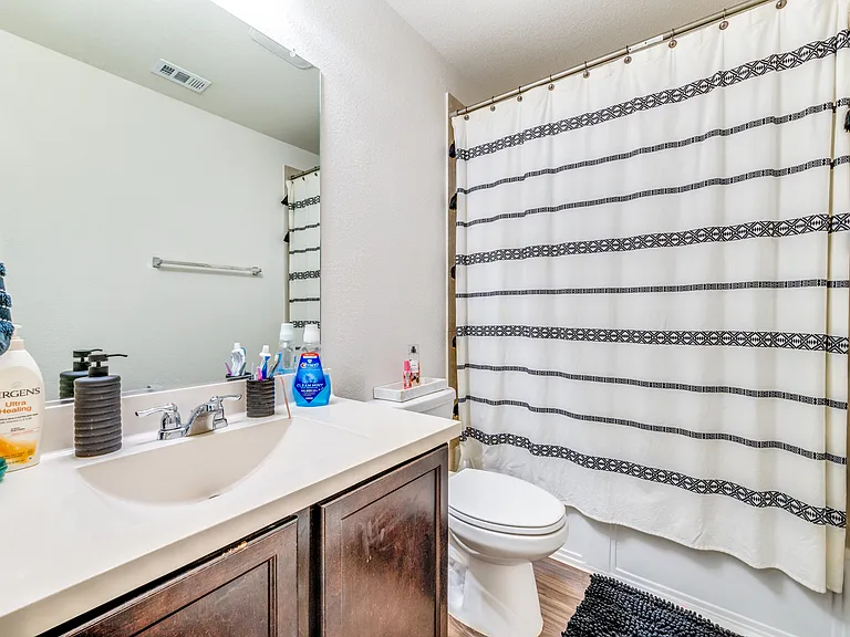 2445 Larimar Dr — Photo 20