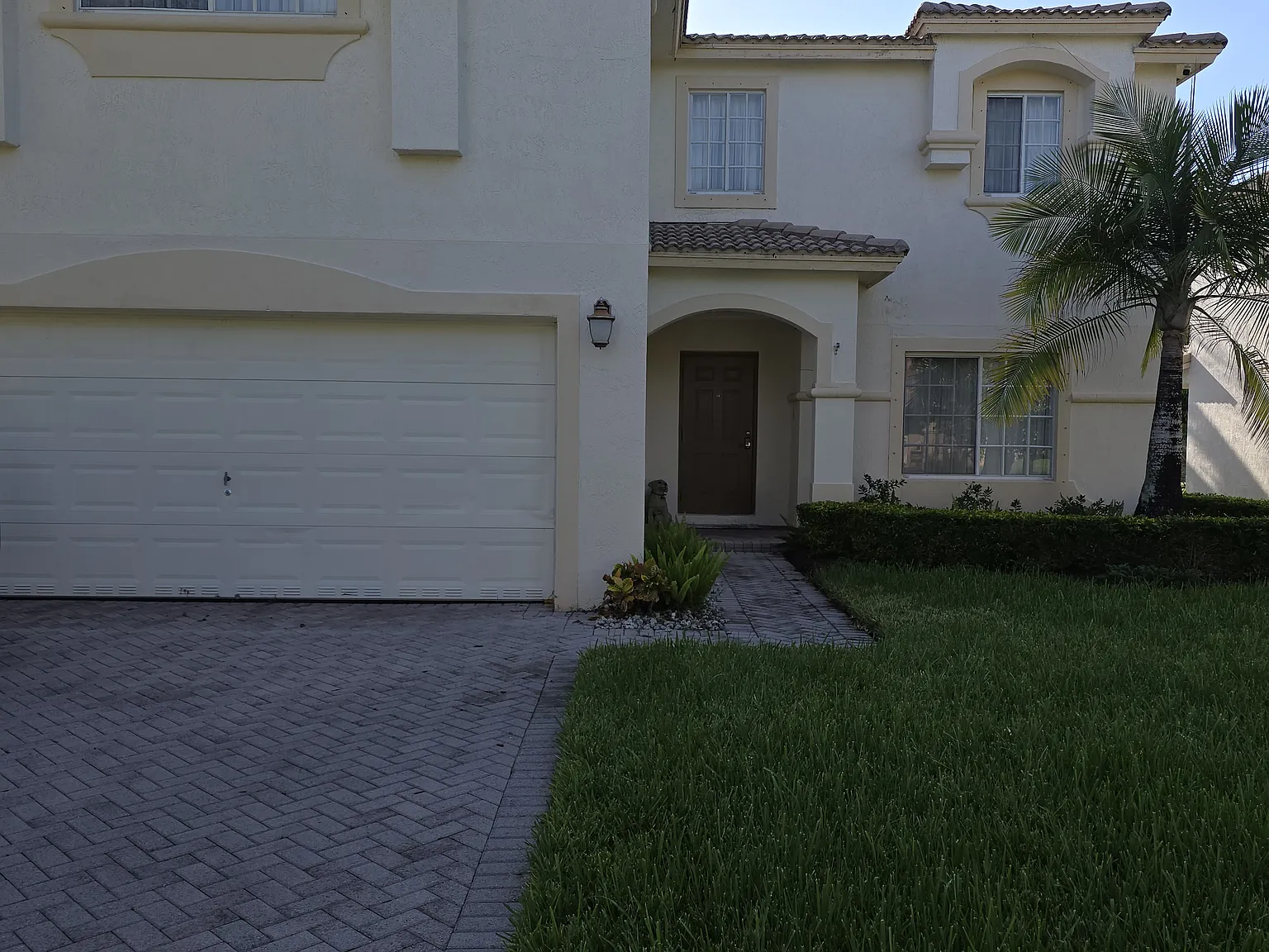 6 bed, 3244 sqft, $1,100 — Photo 1