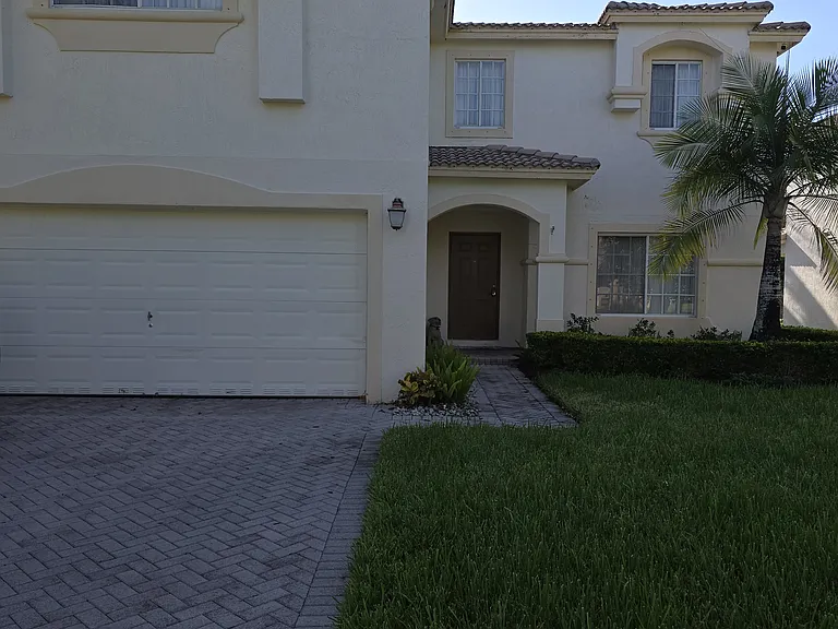 4617 SW 129th Ave — Photo 1
