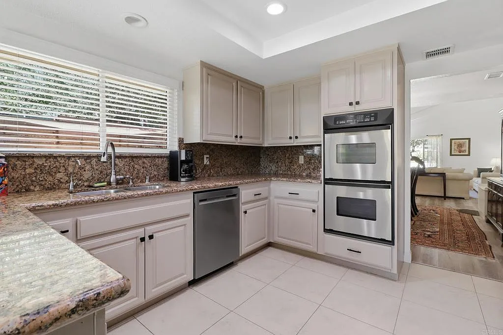 3 bed, 2506 sqft, $4,700 — Photo 2