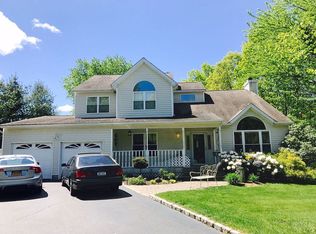 27 Mangin Rd, Commack, NY 11725